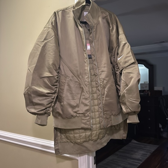 Nike NSW Therma Fit Oversized Bomber Puffy Jacket Quilted Satin Olive - Picture 5 of 10
